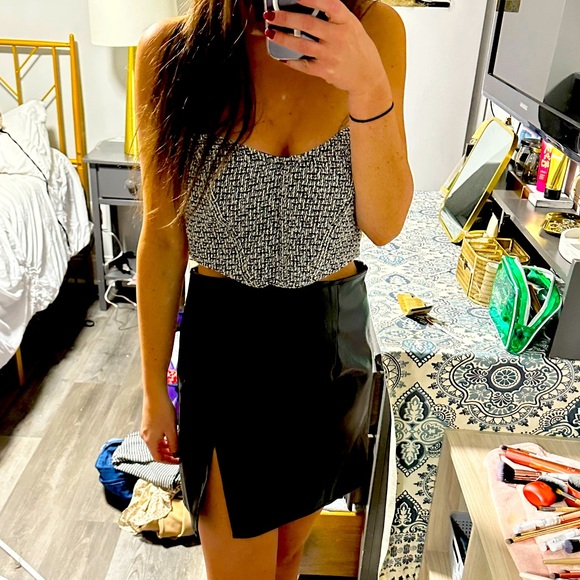 Hi, I’m Alexis. Like and leave a comment so I can check out your closet too! - Picture 8 of 12